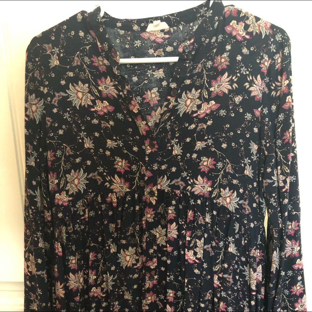 Super cute Longer top that can be worn w leggings